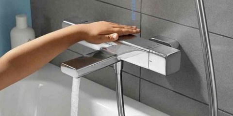 V jaké výšce by měla být baterie umístěna nad koupelnou od podlahy: standardní instalace podle řezu (sp)